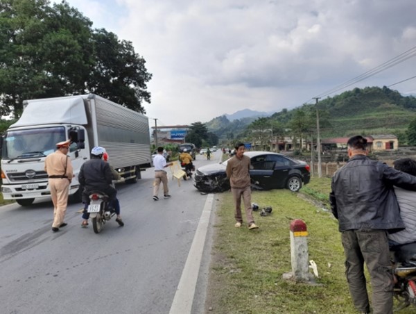 Hà Giang: 2 xe con đấu đầu, 2 người nhập viện