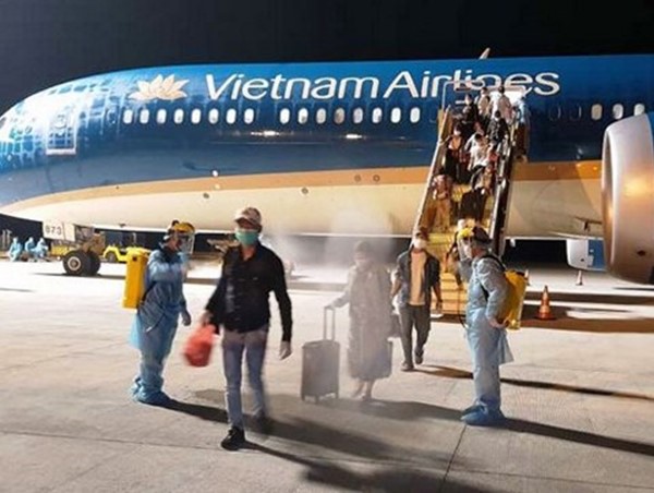 Từ vụ nam tiếp viên hàng không của Vietnam Airlines nhiễm Covid-19: Kẽ hở phòng dịch từ “đặc quyền” cho tổ bay?