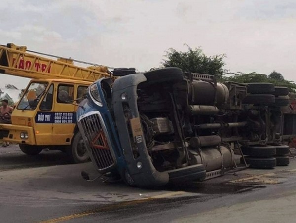 Tai nạn giao thông mới nhất hôm nay 1/12: Xe container lật ngang đường, tài xế mắc kẹt trong cabin