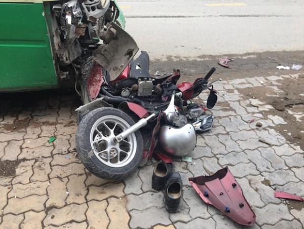 Cụ ông chạy xe máy tông người đi bộ rồi lao vào đầu xe buýt bất tỉnh