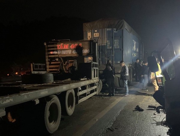 Tai nạn trên cao tốc Nội Bài - Lào Cai khiến 2 người tử vong trong cabin xe tải