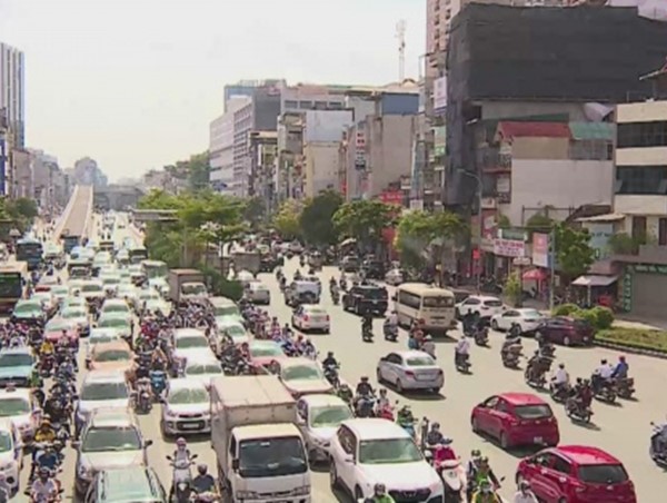 Nút giao Ngã Tư Sở hỗn loạn vì những vi phạm đi ngược chiều