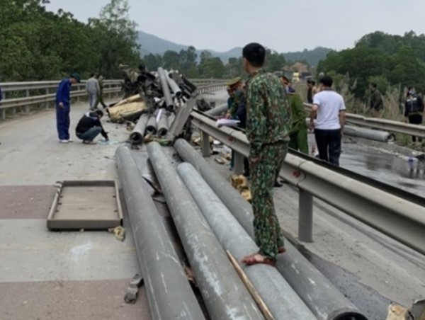 Tài xế xe đầu kéo bị cột điện đè tử vong