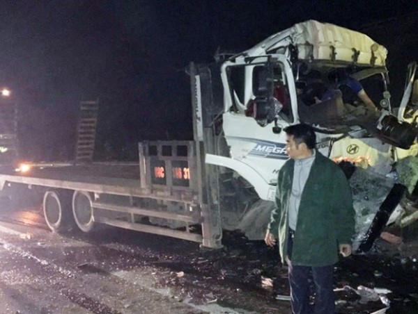 Tai nạn giao thông mới nhất hôm nay 2/12: Xe tải đâm xe đầu kéo trên cao tốc, 2 người tử vong