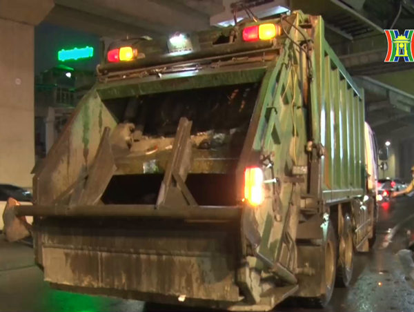 Hàng loạt xe chở rác hoạt động sai quy định