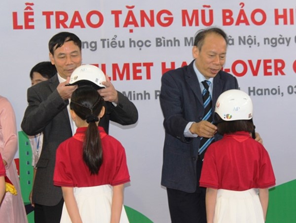 400 mũ bảo hiểm đạt chuẩn được trao cho học sinh khuyết tật Hà Nội