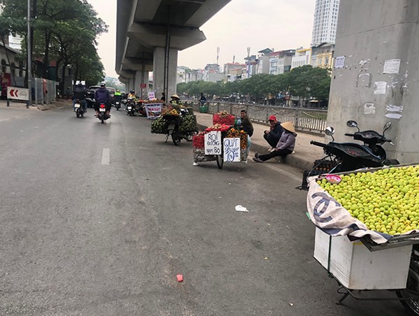 "Ngó lơ" biển cấm, phố Cầu Mới biến thành nơi họp chợ tự phát