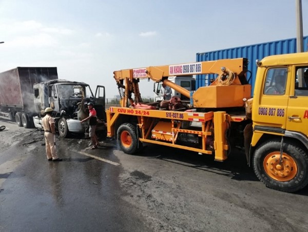Xe đầu kéo cháy trơ khung trên cầu Phú Mỹ