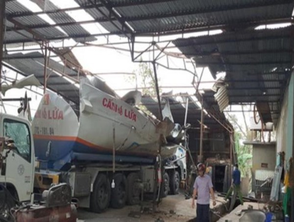 Tai nạn giao thông mới nhất hôm nay 3/12: 2 vụ nổ xe bồn xảy ra liên tiếp khiến 2 người tử vong