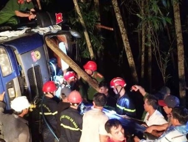 Xe tải lật đèo, tài xế kẹt trong cabin