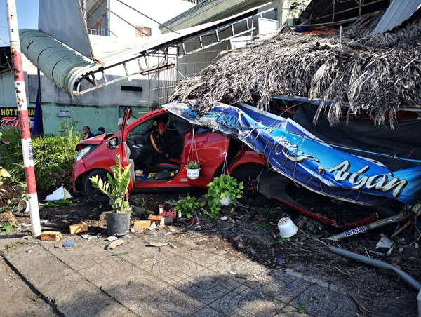 Thực khách hốt hoảng khi ngồi uống cà phê bất ngờ bị ô tô tông sập quán