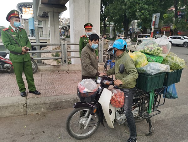 Xử lý tình trạng "chợ cóc" trên phố Cầu Mới