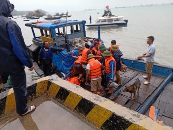 Cứu sống 10 thuyền viên tàu chở xi  măng gặp nạn trên biển