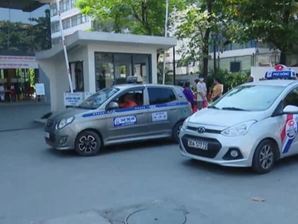 Hà Nội: Bất cập giao thông trước cổng bệnh viện