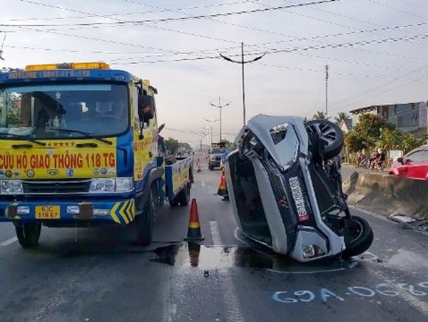Tai nạn giao thông mới nhất hôm nay 6/12: Xe 7 chỗ lật nhào trên cao tốc, 2 người thoát chết thần kỳ