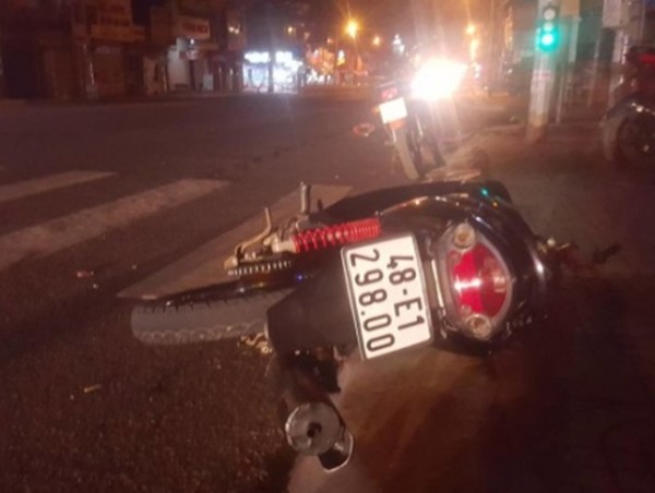 Xe máy đâm thẳng ô tô đang dừng đèn đỏ, 2 người tử vong tại chỗ