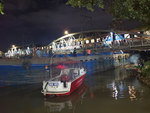 Giải cứu sà lan 500 tấn mắc kẹt dưới cầu