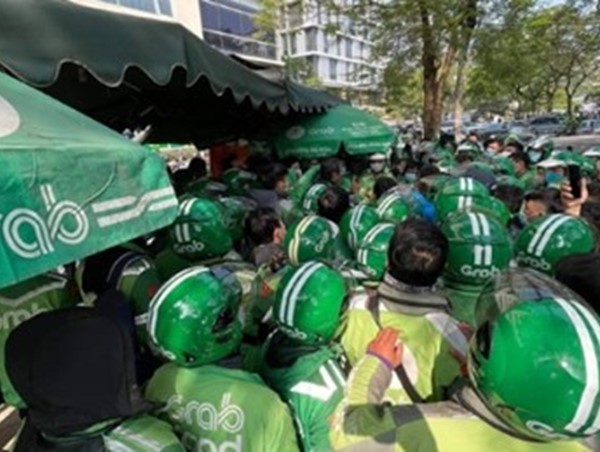 Hà Nội: Hàng trăm tài xế Grab tắt app, tập trung phản đối tăng mức khấu trừ