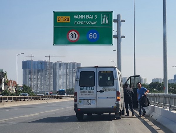 [Điểm nóng giao thông] Bến “cóc” trên đường cao tốc 