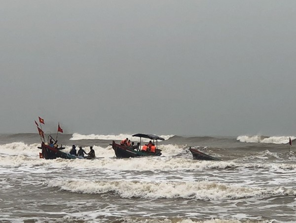 Hà Tĩnh: Kịp thời cứu sống 2 thuyền viên gặp nạn trên biển