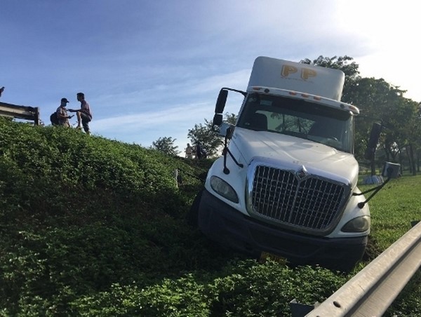 Xe container ''cày nát'' dãy taluy, lao khỏi cầu vượt