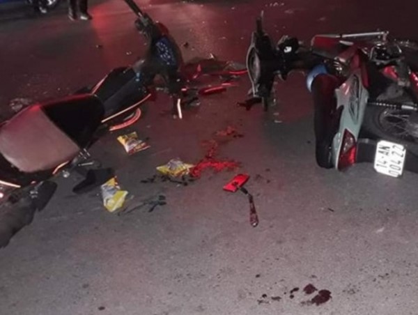 2 tài xế xe máy nguy kịch sau cú đấu đầu kinh hoàng trong đêm