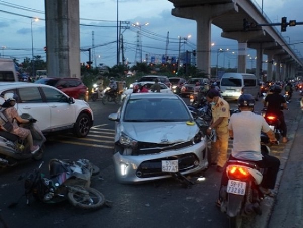 Ô tô đâm nát nhiều xe máy, 3 người bị thương nặng