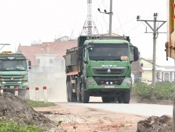 Đê hữu Hồng oằn mình chống chịu xe quá khổ, quá tải