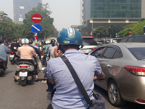 Tay lái xe, tai nghe điện thoại!