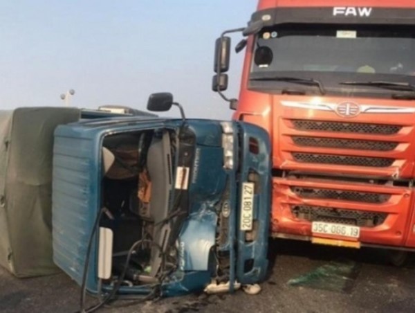 Tai nạn liên hoàn 5 ô tô trên cầu Thanh Trì gây ùn tắc hơn 10km