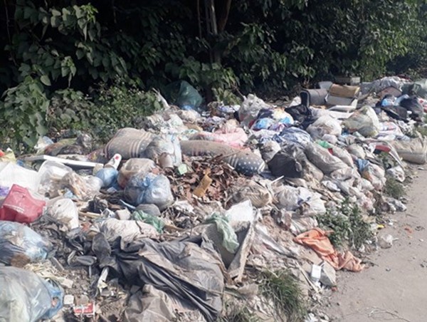 Rác thải lại tràn ngập đường gom Đại lộ Thăng Long