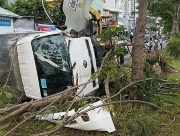 Xe tải "hạ gục" cây xanh lật nhào giữa đường, 2 người bị thương
