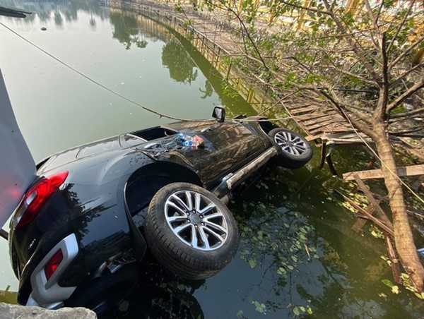 Tai nạn giao thông mới nhất hôm nay 10/12: Ô tô lao xuống hồ Tây, 4 người thoát chết