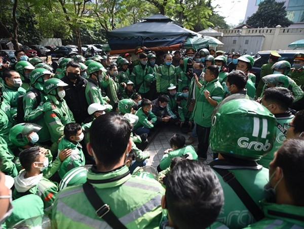 Grab tăng giá, tăng chiết khấu với tài xế: Mượn gió bẻ măng?