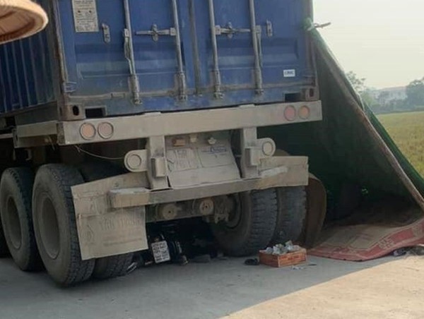 Hà Nội: Xe container lùi bất cẩn khiến 2 chị em ruột tử vong