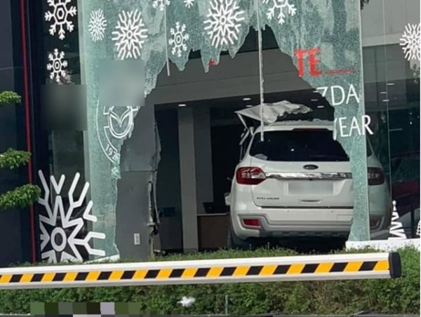 Khoảnh khắc ô tô mất lái tông tử vong người đàn ông đang đi bộ