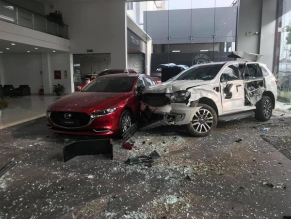 Nữ tài xế tông trúng người đi đường rồi lao thẳng vào showroom ô tô