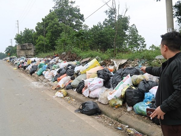 Hà Tĩnh: Hành lang đường mòn Hồ Chí Minh đang trở thành bãi rác