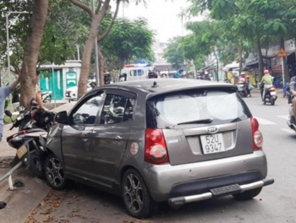 Tai nạn giao thông mới nhất hôm nay ngày 12/12: Ô tô đâm liên hoàn 4 xe máy, 2 người nguy kịch nhập viện