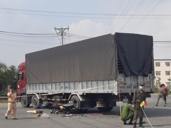 Xe máy đâm thẳng bánh xe tải, nam thanh niên tử vong tại chỗ