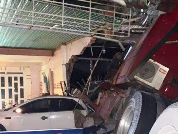 Tránh xe máy sang đường, xe đầu kéo lao thẳng vào nhà dân