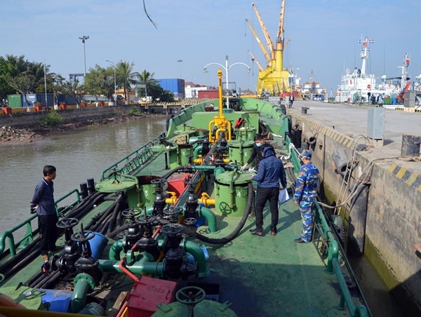 Thu giữ 20.000 lít dầu tại khu vực biển Đình Vũ