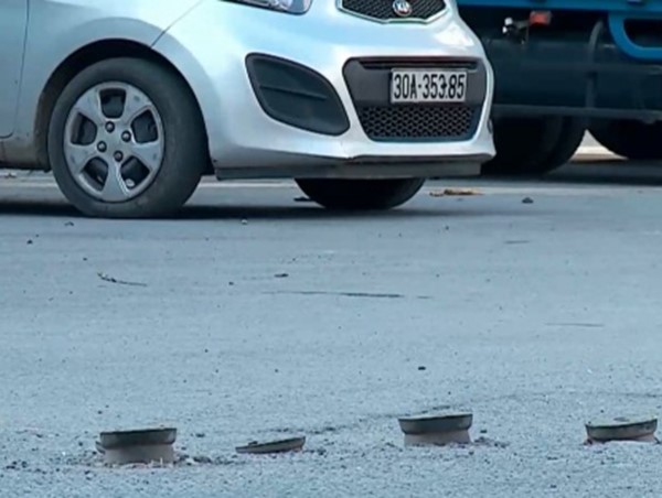 Nguy hiểm khó lường từ những trụ sắt giữa đường