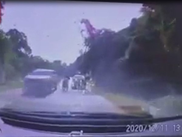 Cố tình vượt ẩu, nam thanh niên đi xe máy đấu đầu ô tô