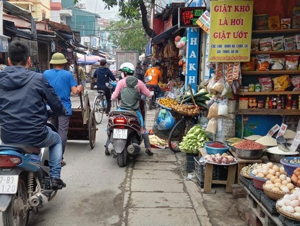 Phố Nam Dư, quận Hoàng Mai: Chợ “cóc” hoạt động gây ùn tắc cả tuyến phố