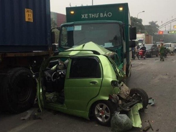 Tai nạn giao thông mới nhất hôm nay ngày 13/12: Tai nạn "dồn toa" khi dừng chờ đèn đỏ