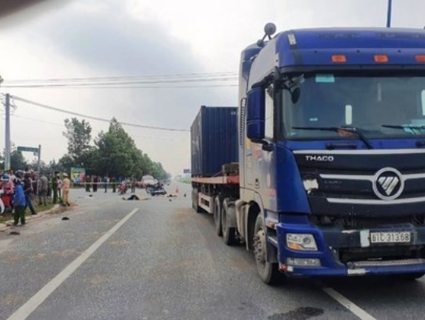 Xe container đâm xe máy, 2 người tử vong tại chỗ