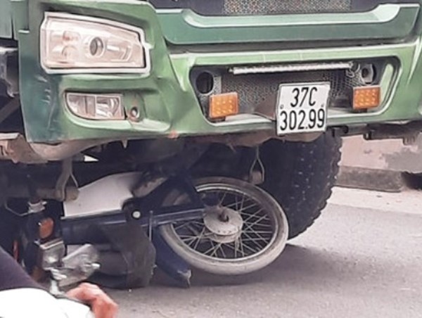 Xe tải từng bị tàu hỏa đâm nát tiếp tục gây tai nạn chết người