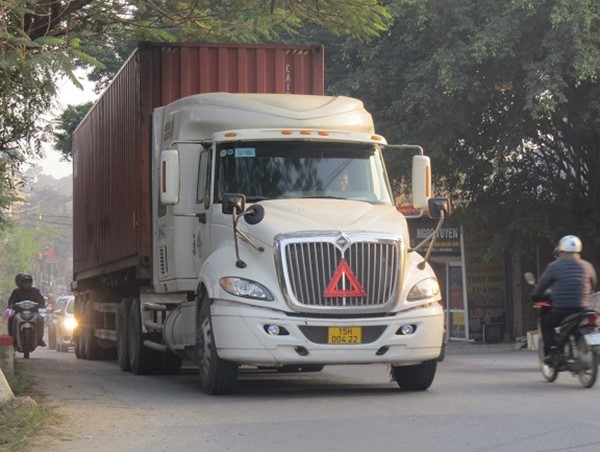 Xe quá tải tung hoành trên tỉnh lộ 421B qua huyện Quốc Oai