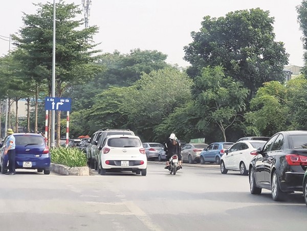 [Điểm nóng giao thông] Vành đai 2 trên cao thành bãi đỗ xe